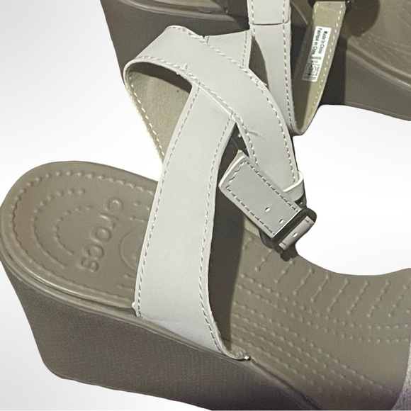 Crocs, Leigh 2 elegant, White Wedge Sandals women’s size 10 - Picture 4 of 4